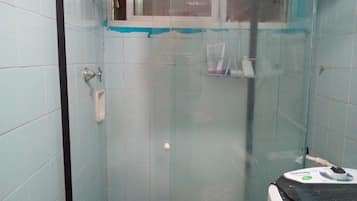 Serviettes fournies, papier toilette