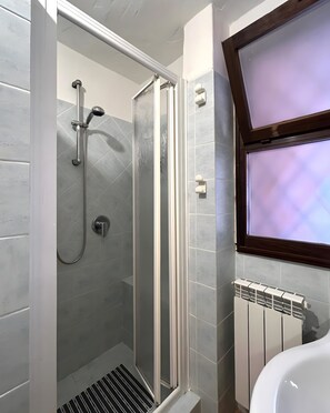 Een douche, handdoeken
