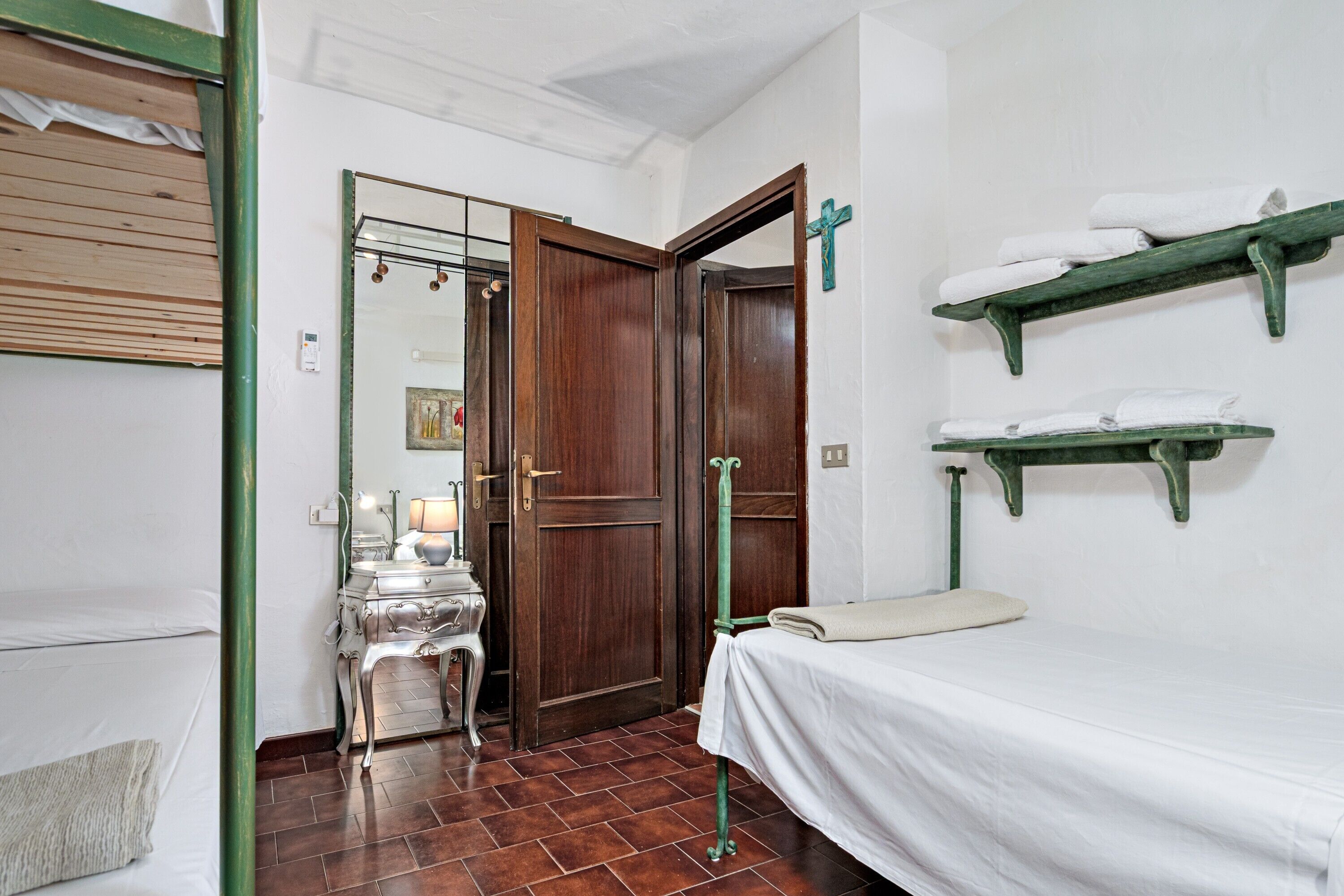 Iron/ironing board, WiFi, bed sheets