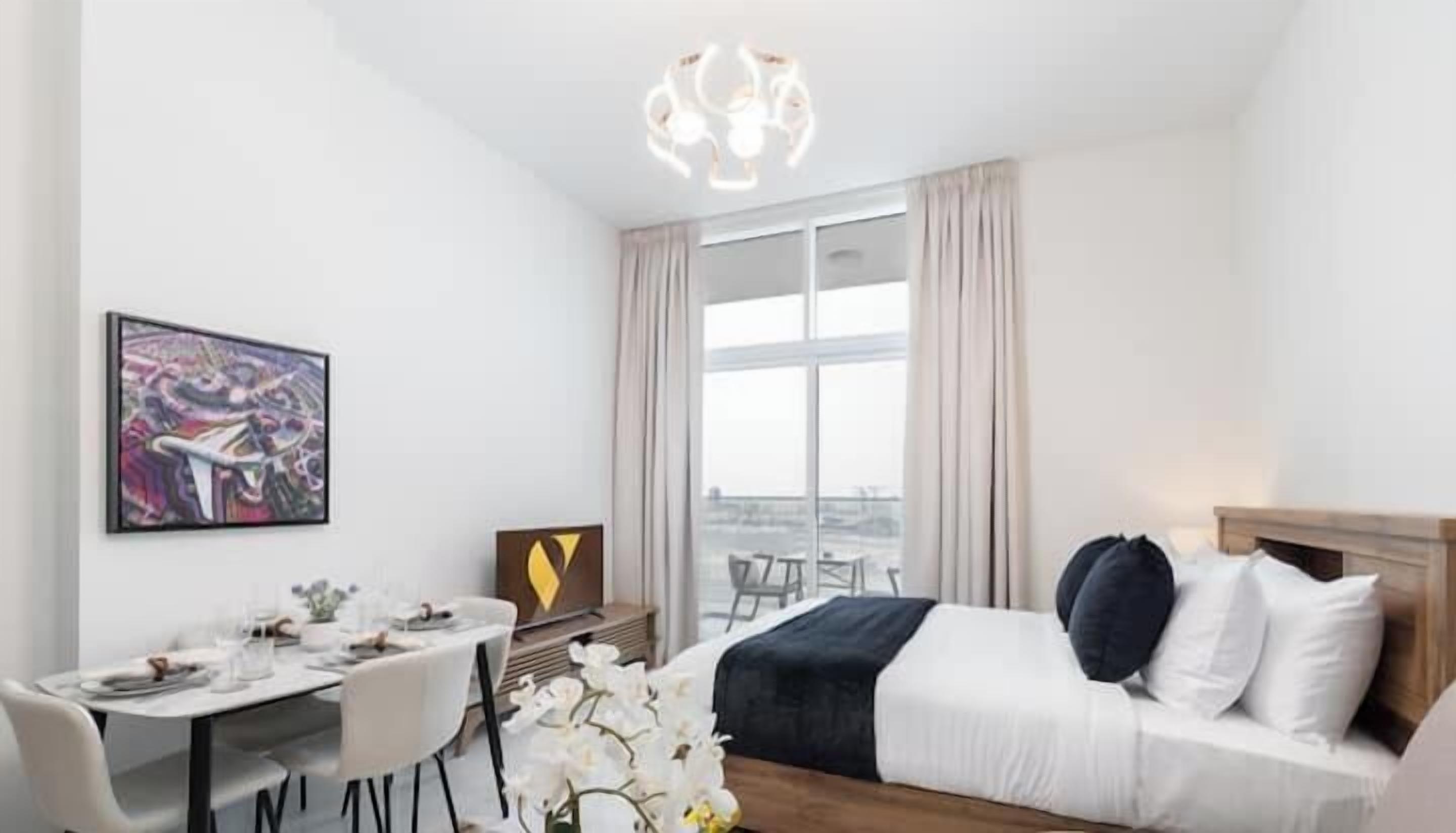 Estudio de lujo, balcón, vista a la ciudad | Sábanas de algodón egipcio y ropa de cama de alta calidad 