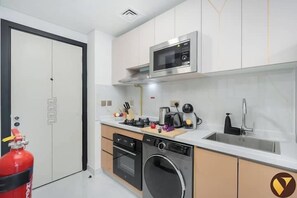 Luxury Studio, Balcony, City View | Private kitchen - Skyz Danube close Dubai Miracle Garden (Dubai)