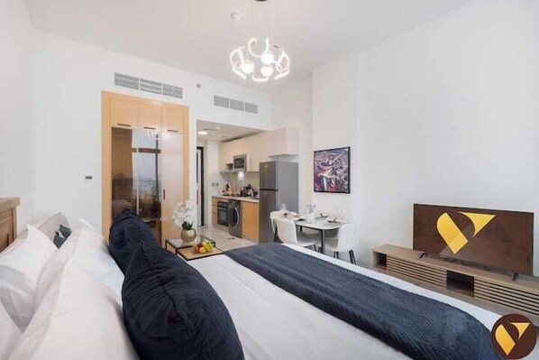Luxury Studio, Balcony, City View | Egyptian cotton sheets, premium bedding, in-room safe - Vogue | Skyz by Danube near Dubai Miracle Garden (Dubai)