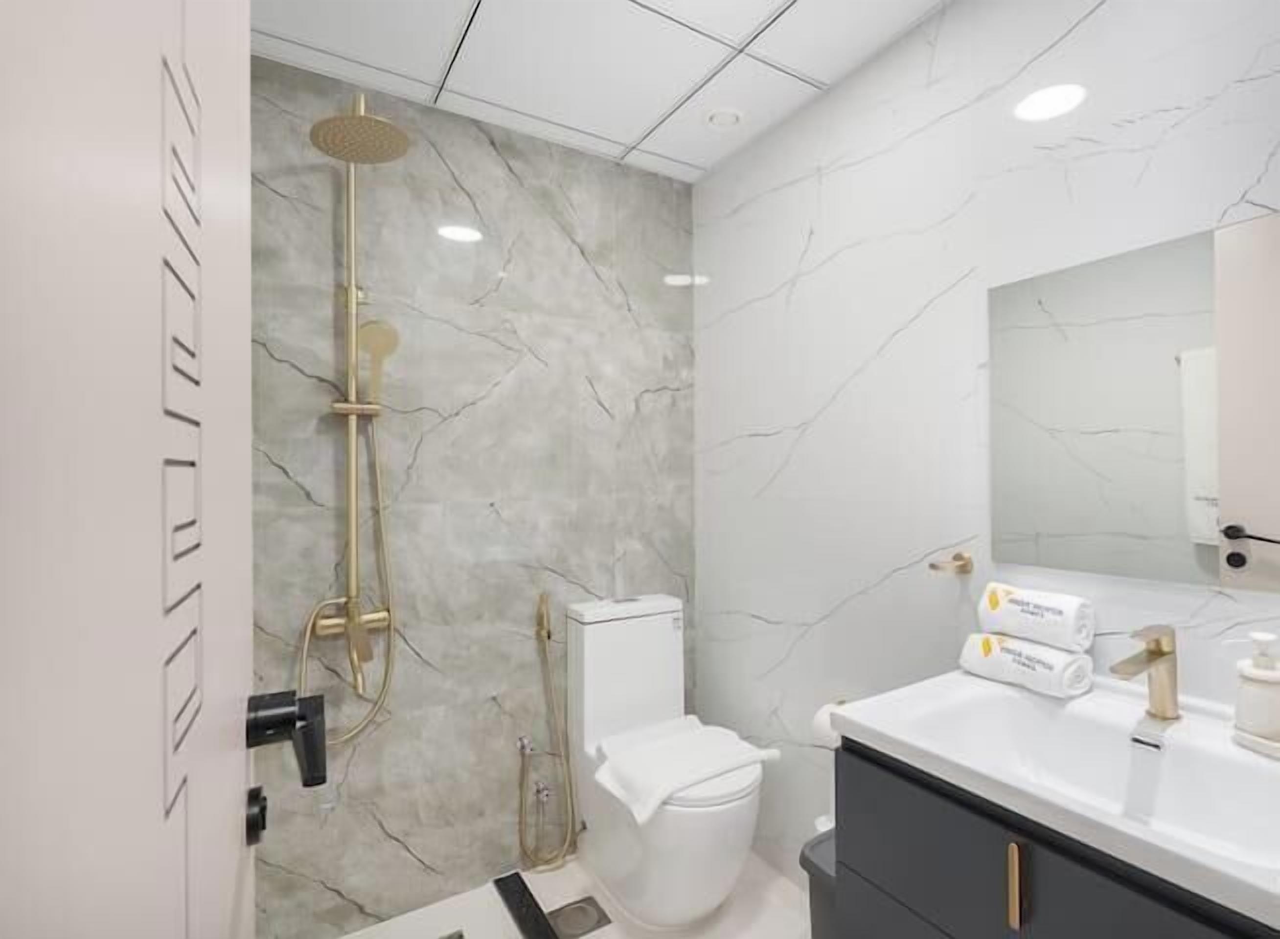 Monolocale Luxury, balcone, vista città | Bagno | Articoli per l'igiene personale ecosostenibili, asciugacapelli, bidet