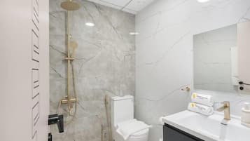 Luxury-Studio, Balkon, Stadtblick | Badezimmer | Umweltfreundliche Kosmetikartikel, Haartrockner, Bidet, Handtücher