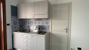 Kühlschrank, Ofen, Herdplatte, Kochgeschirr/Geschirr/Besteck