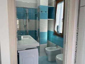 Shower, hair dryer, bidet, towels - The Sun House (Palinuro)