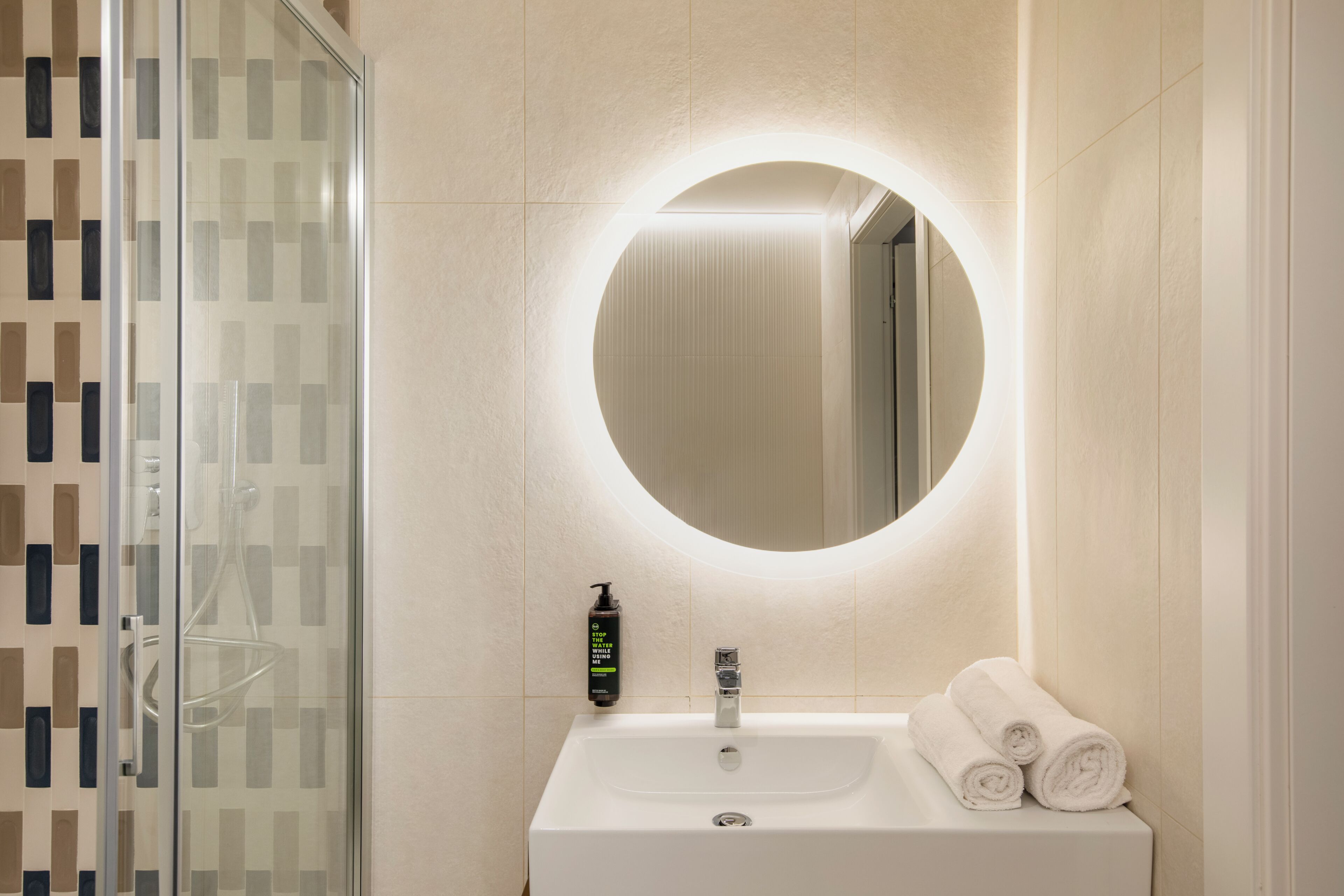 Secadora de cabello, bidet, toallas, jabón 