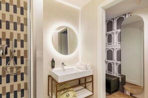 Secadora de cabello, bidet, toallas, jabón 