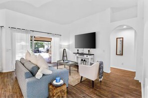 Living area - Luxury Pool Home Near Tarpon Point (Cape Coral)