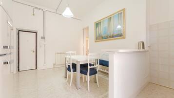 Apartment, Balkon, Blick auf den Innenhof | Eigene Küche