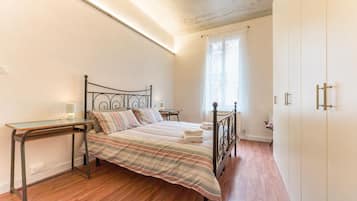 Apartment, Balkon, Blick auf den Innenhof