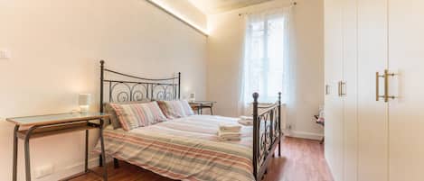 Appartement, balcon, vue cour intérieure