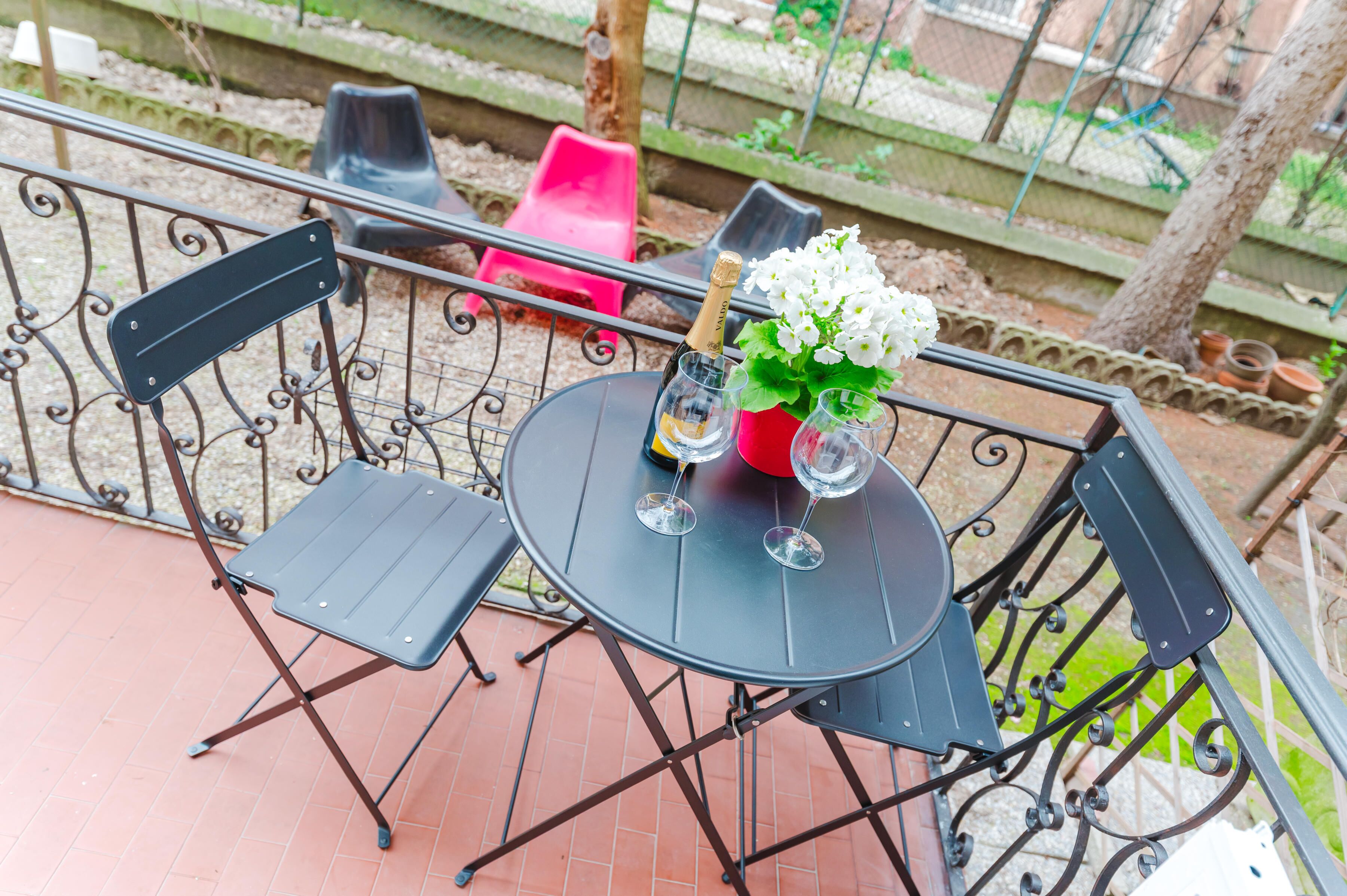 Lägenhet - balkong - utsikt mot innergården | Terrass/Patio