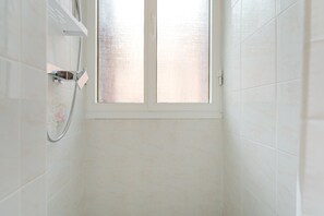 Apartment, Balcony, Courtyard View | Bathroom | Shower, free toiletries, hair dryer, bidet - Elisa's Flat - 5 min from Train Station  (Mestre)