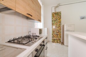 Apartment, Balcony, Courtyard View | Dapur peribadi | Peti sejuk, ketuhar gelombang mikro, ketuhar, dapur 