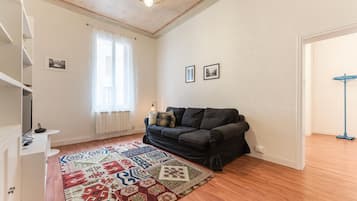 Apartment, Balkon, Blick auf den Innenhof | Wohnbereich