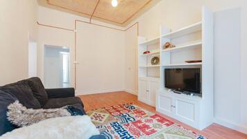 Apartment, Balkon, Blick auf den Innenhof | Wohnbereich