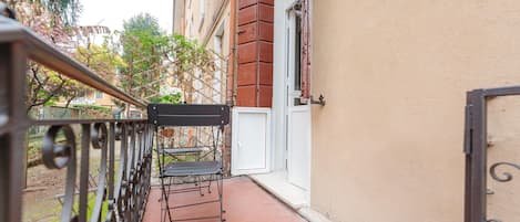 Lägenhet - balkong - utsikt mot innergården | Terrass/Patio