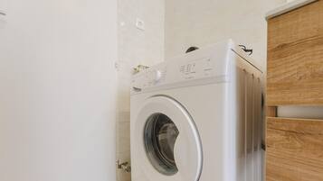 Apartment, Balkon, Blick auf den Innenhof | Innenbereich