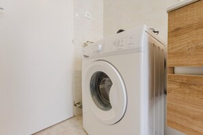 Leilighet, balkong, bakgårdsutsikt | Innvendig