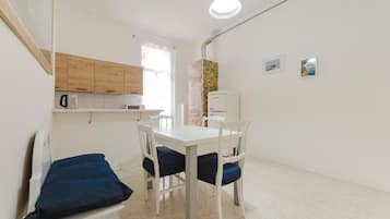 Apartment, Balkon, Blick auf den Innenhof | Innenbereich