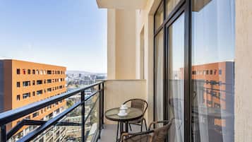 Apartamento, vistas a la ciudad | Restaurante al aire libre