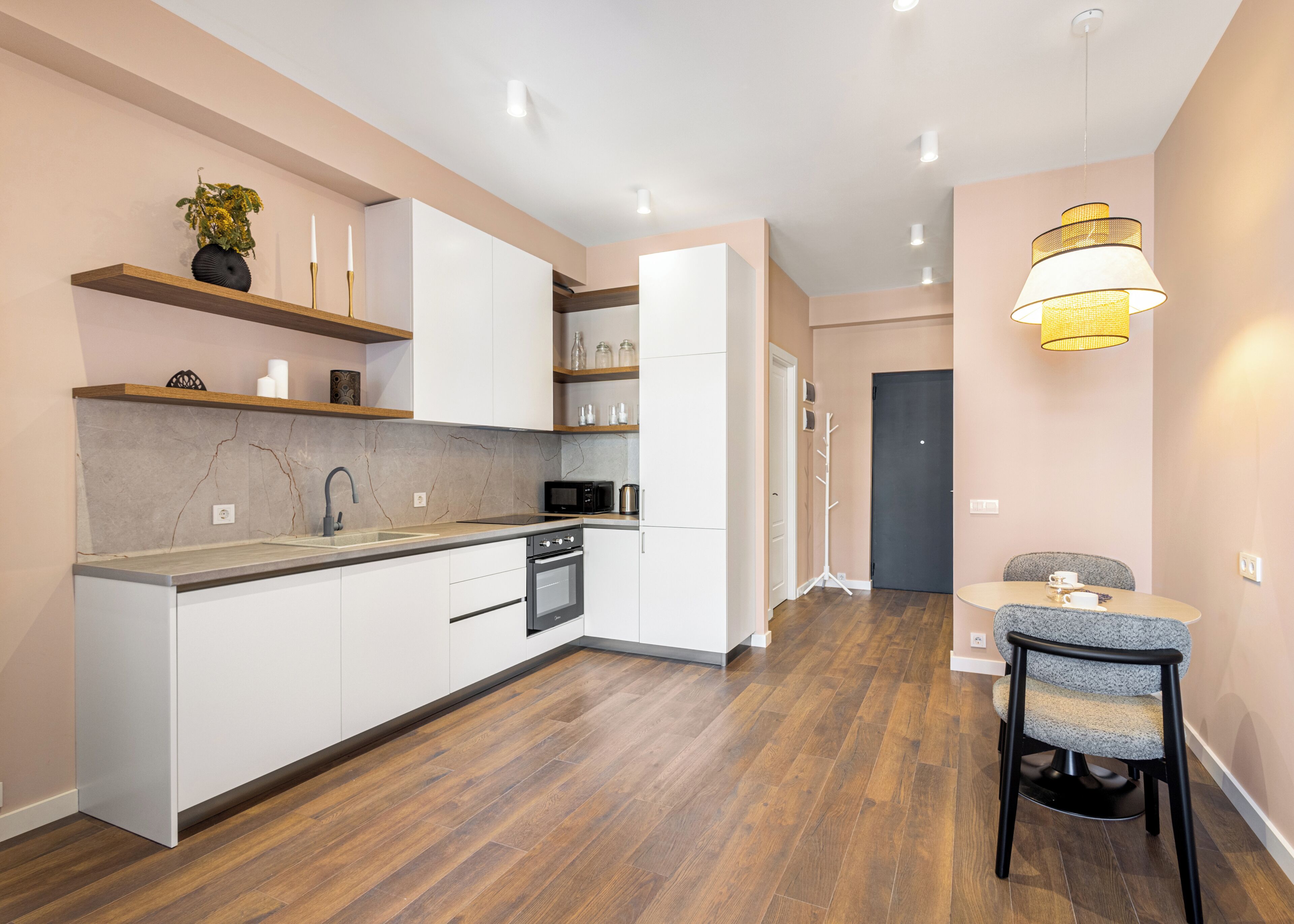 Apartamento, vistas a la ciudad | Cocina privada | Frigorífico, microondas, horno y placa de cocina
