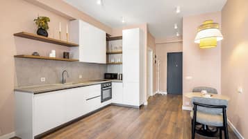 Apartamento, vistas a la ciudad | Cocina privada | Frigorífico, microondas, horno y placa de cocina