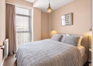 Desk, laptop workspace, blackout curtains, iron/ironing board - HB apartments Jikia Residence (Tbilisi)