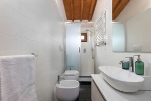 Een douche, een haardroger, handdoeken