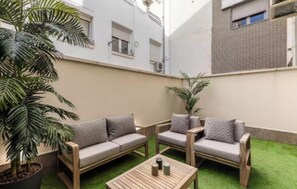 Terrace/patio - Spacious Family Home with Private Terrace – 10 Min Walk to Retiro Park (Madrid)