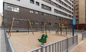 Children’s area - Spacious Family Home with Private Terrace – 10 Min Walk to Retiro Park (Madrid)