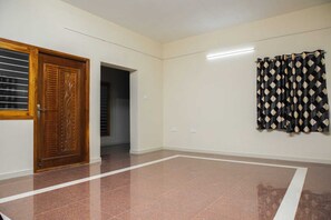 Deluxe Double Room, Balcony, City View | Interior - REDFOX (Chennai)