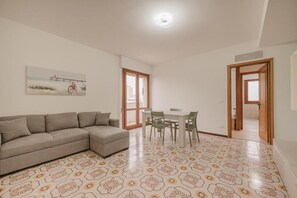 Superior Apartment, Balcony, Courtyard View | Living area - Vittoria's Flat - 15 min da Venezia (Mestre)