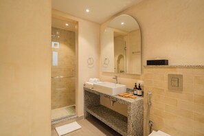 Villa | Badezimmer | Dusche, kostenlose Toilettenartikel, Handtücher, Seife