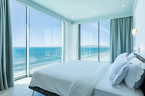 A modern hotel room with a large bed, a view of the ocean, and a balcony. - Nava Star Hotel (Durrës)