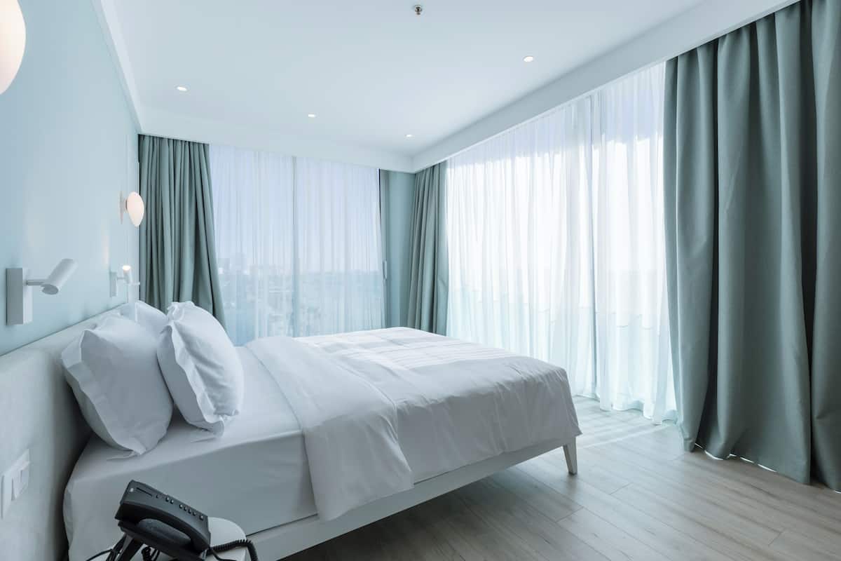 Deluxe-Doppelzimmer, Meerblick | Minibar, Zimmersafe, Schreibtisch, laptopgeeigneter Arbeitsplatz