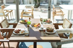 朝食 (ビュッフェ)、毎日提供 (無料)