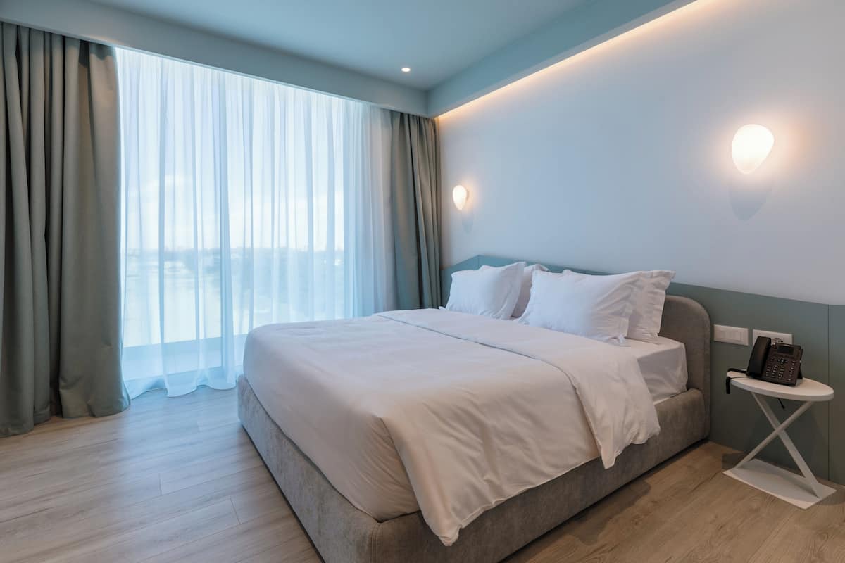 Standard-Doppelzimmer, eingeschränkter Meerblick | Minibar, Zimmersafe, Schreibtisch, laptopgeeigneter Arbeitsplatz