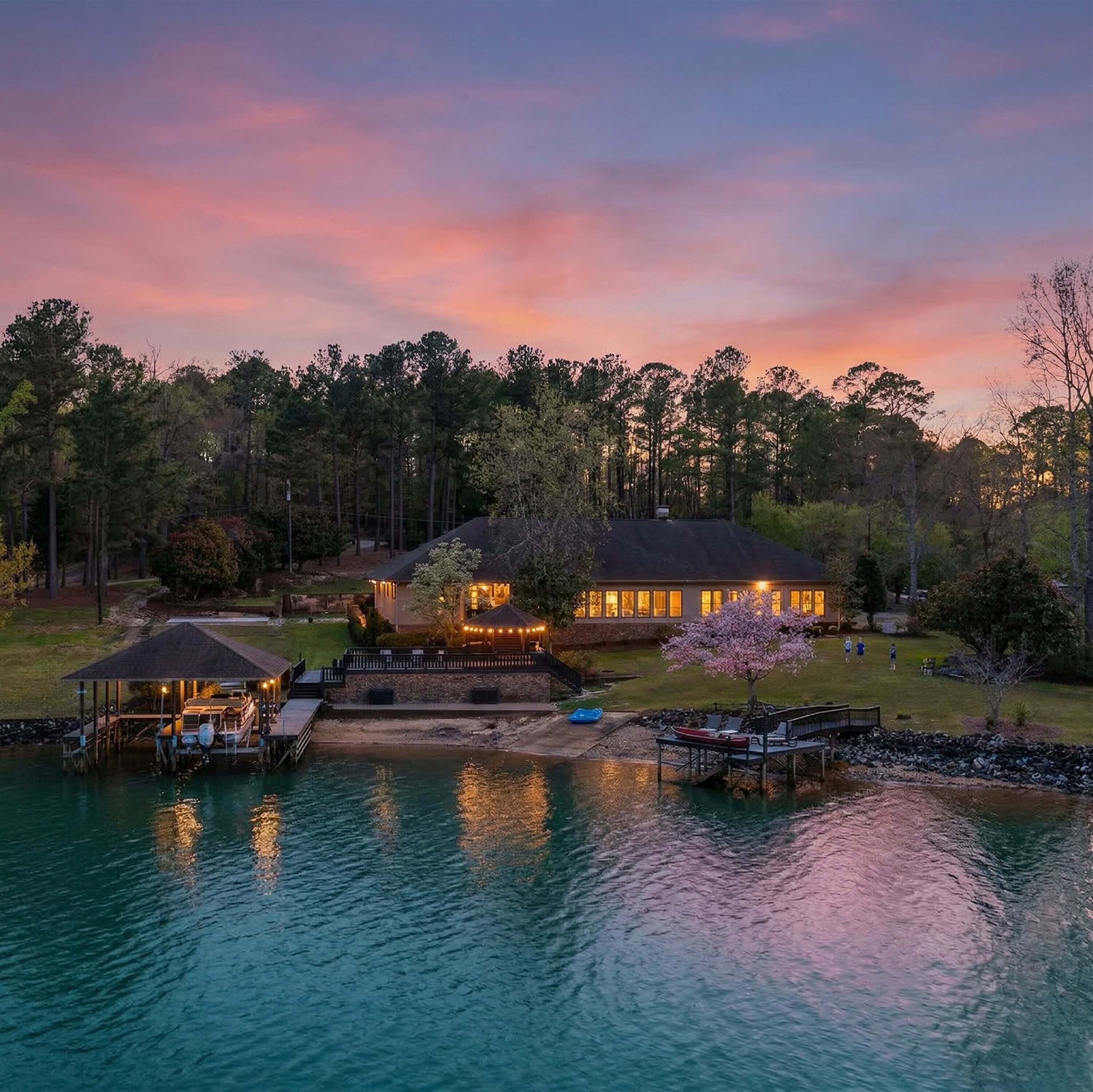 Gorgeous lakefront retreat!