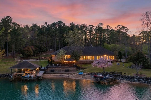 Gorgeous lakefront retreat!