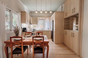 Apartament superior, vistes al mar | Cuina privada | Frigorífic, placa de cuina i utensilis de cuina, vaixella i coberteria 