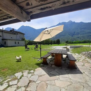 Outdoor dining - Vrbo Property (Samolaco)