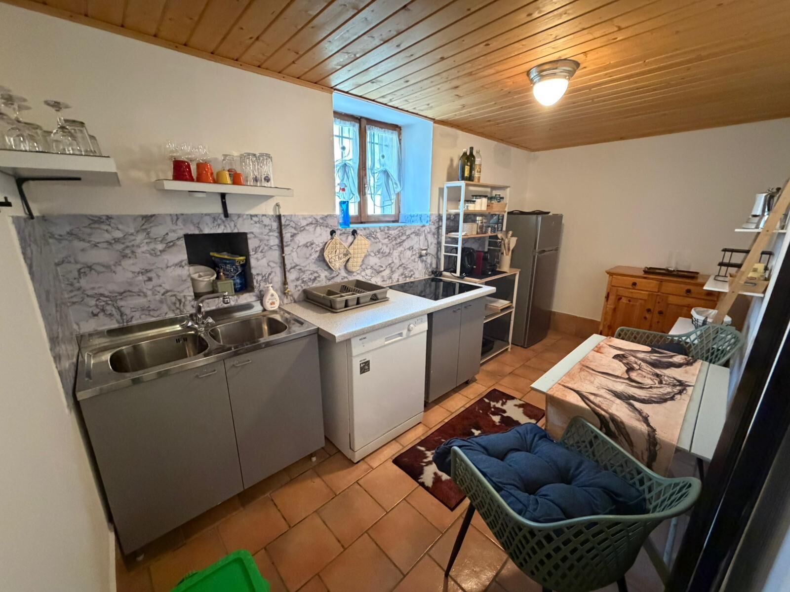Micro-ondes, four, plaque de cuisson, lave-vaisselle