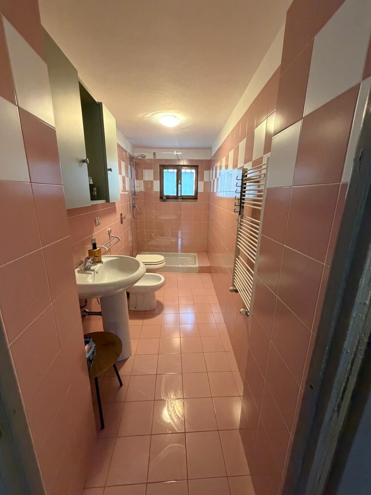 Douche, sèche-cheveux, bidet, serviettes fournies