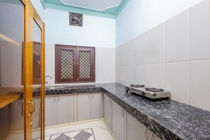 Private kitchen - Alaya Stays Abhimanyu Mansion Topaz 2BHk (Udaipur)
