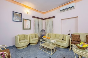 Flat-screen TV - Alaya Stays Abhimanyu Mansion Topaz 2BHk (Udaipur)