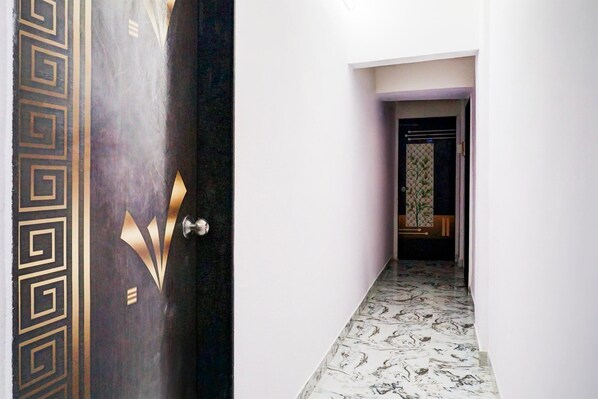 House | Interior - Classic With Twin Bedspot Light Lodging (Pune)