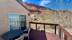 Outdoor dining - Moab Nest | Monthly Stays I Fast WiFi & Epic Views (Moab)