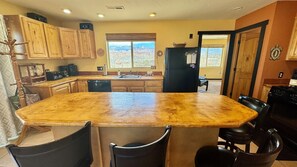 Fridge, microwave, oven, stovetop - Moab Nest | Monthly Stays I Fast WiFi & Epic Views (Moab)
